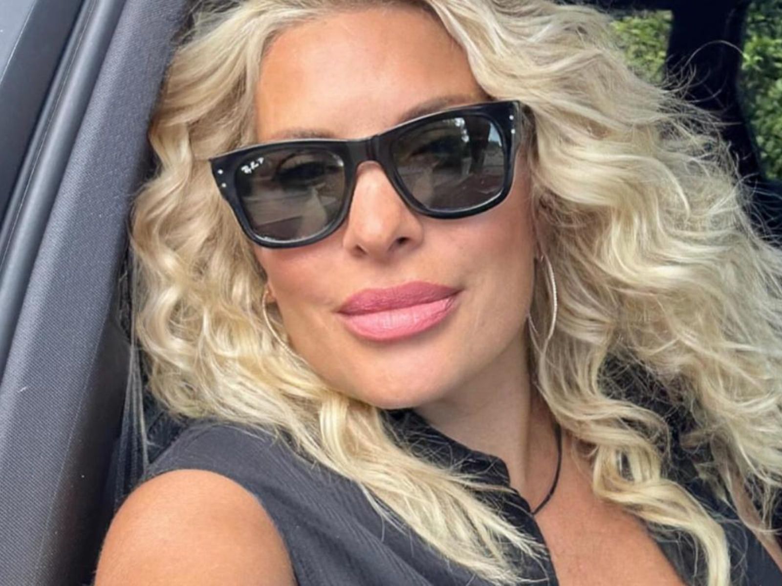 Η Ελένη Μενεγάκη απολαμβάνει τη θάλασσα στην Άνδρο – Οι παιχνιδιάρικες φωτογραφίες με το μαγιό