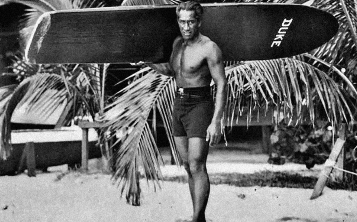 Γιατί το surf θεωρείται τρόπος ζωής και όχι απλά άθλημα – Το sport του Καλοκαιριού που αγαπούσε η Αγκάθα Κρίστι