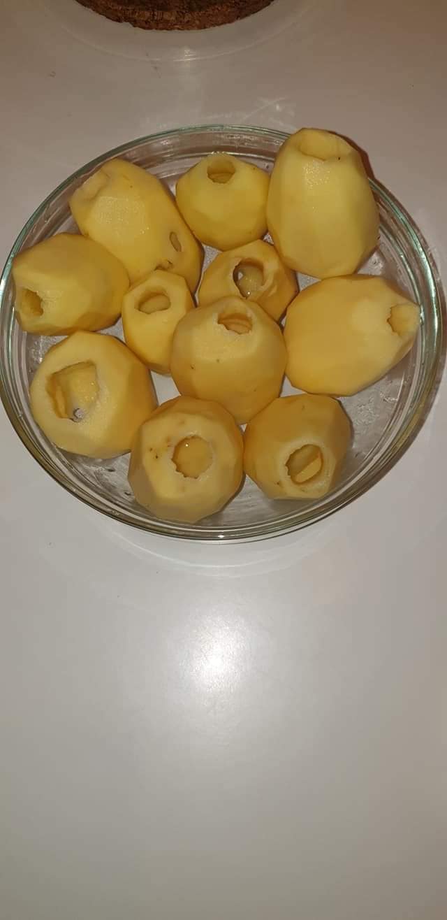 Πατάτες γεμιστές με κόκκινη σάλτσα ντομάτας