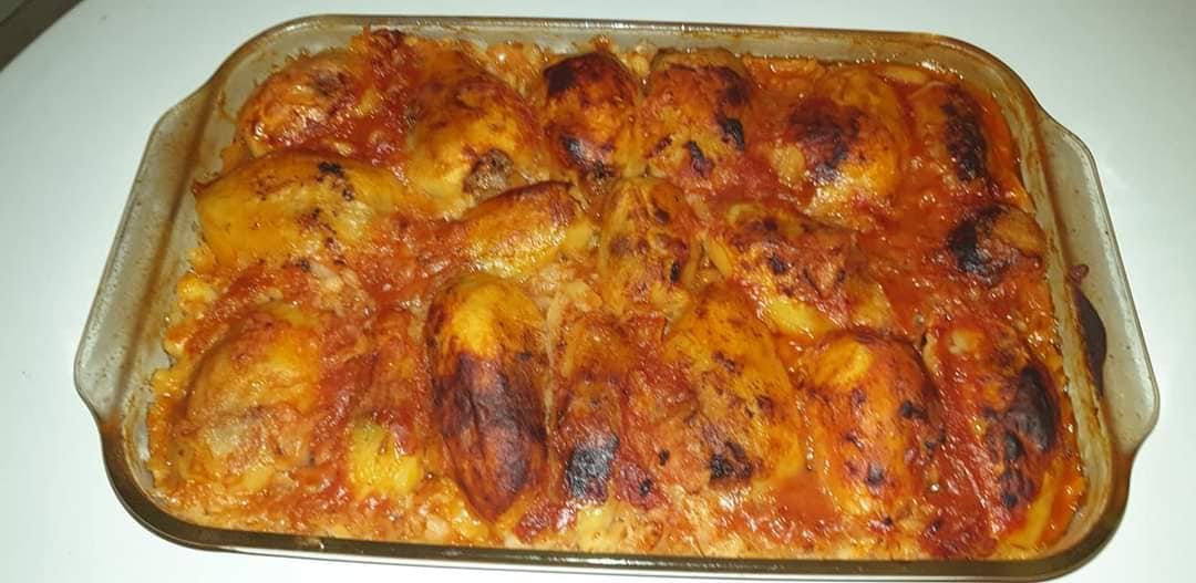 Πατάτες γεμιστές με κόκκινη σάλτσα ντομάτας