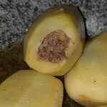 Πατάτες γεμιστές με κόκκινη σάλτσα ντομάτας