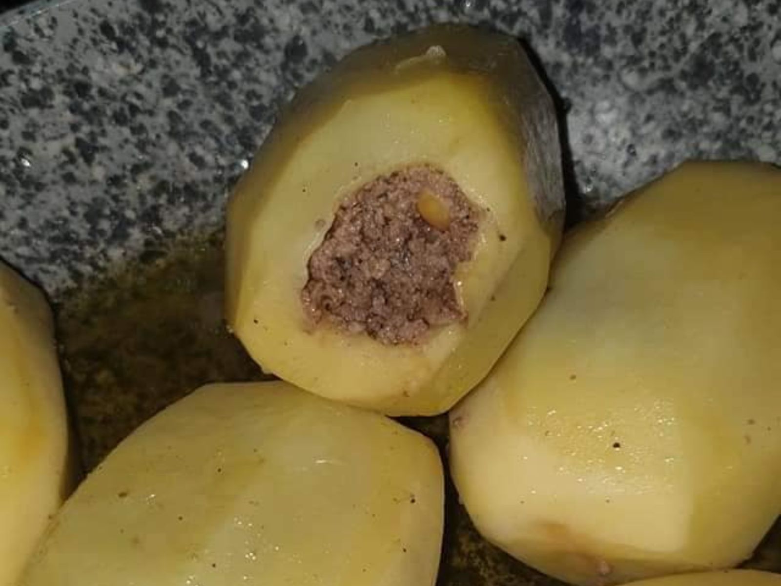 Πατάτες γεμιστές με κόκκινη σάλτσα ντομάτας