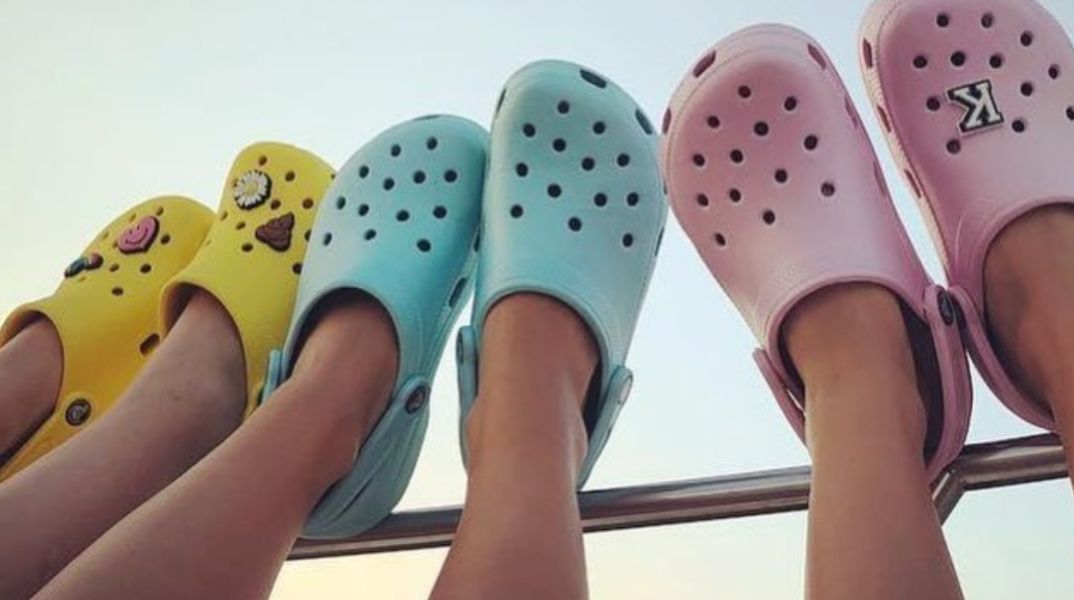 Πώς να μην μυρίζουν άσχημα τα Crocs το Καλοκαίρι