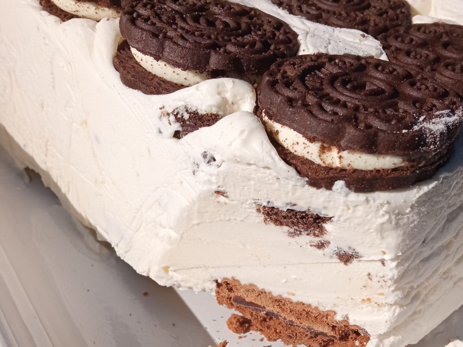 Τούρτα παγωτό με γεμιστά μπισκότα από την Τζένη Τσανακτσίδου