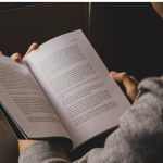 Γιατί διαβάζω βιβλία και περιοδικά από το τέλος- Πρόκειται για απλή περιέργεια ή κρύβεται κάτι πιο βαθύ πίσω από αυτή τη συνήθεια ;