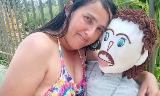 Η γυναίκα που παντρεύτηκε μία κούκλα, και μαζί της “έκανε τέσσερα παιδιά” ,την κατηγορεί ότι την απατάει- Από ποια ασθένεια πάσχει;