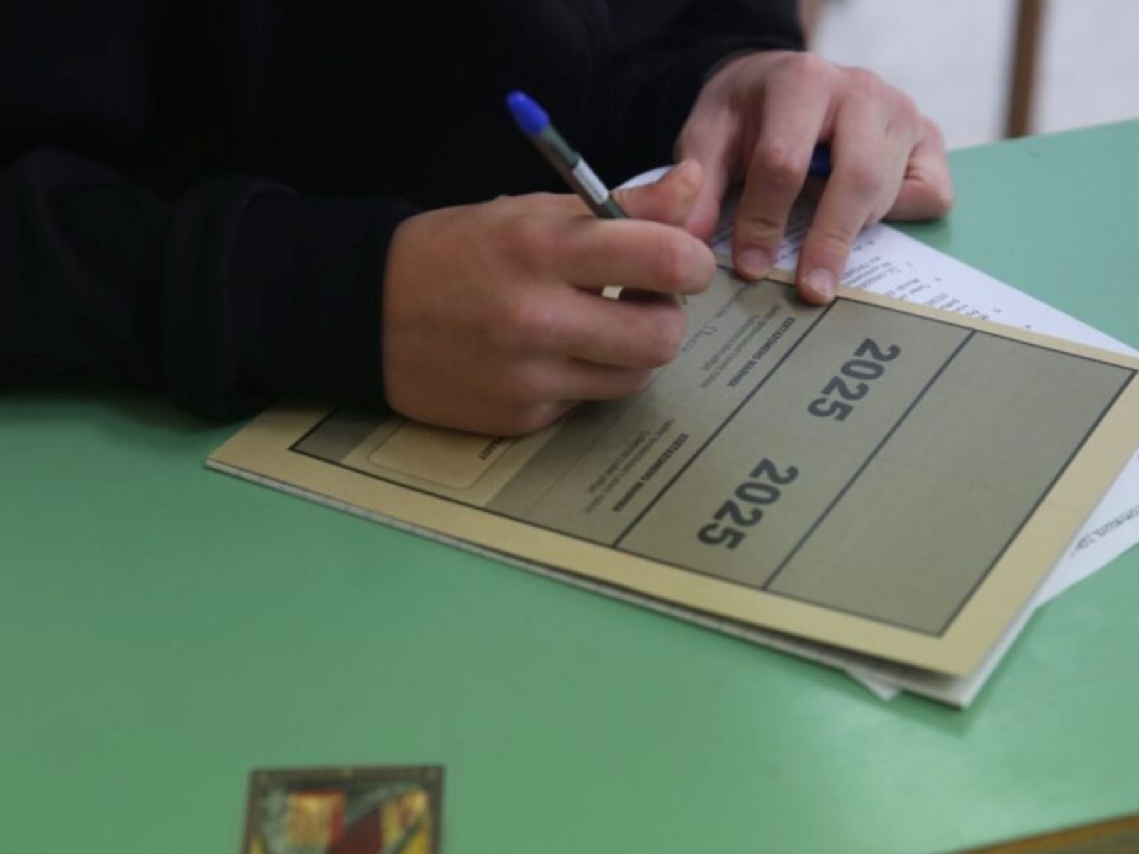 Θεσσαλονίκη: Έπιασαν μαθήτρια να φοράει ακουστικό στις Πανελλήνιες- Στο τμήμα κατέληξαν ο πατέρας της και η διευθύντρια