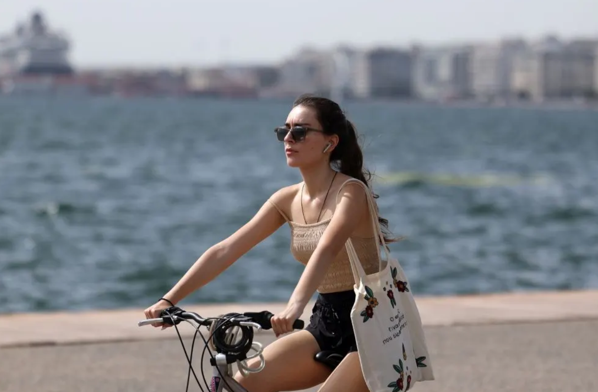 10 πράγματα που ΔΕΝ πρέπει να κάνεις στον καύσωνα – Τα κάνεις και χειροτερεύεις