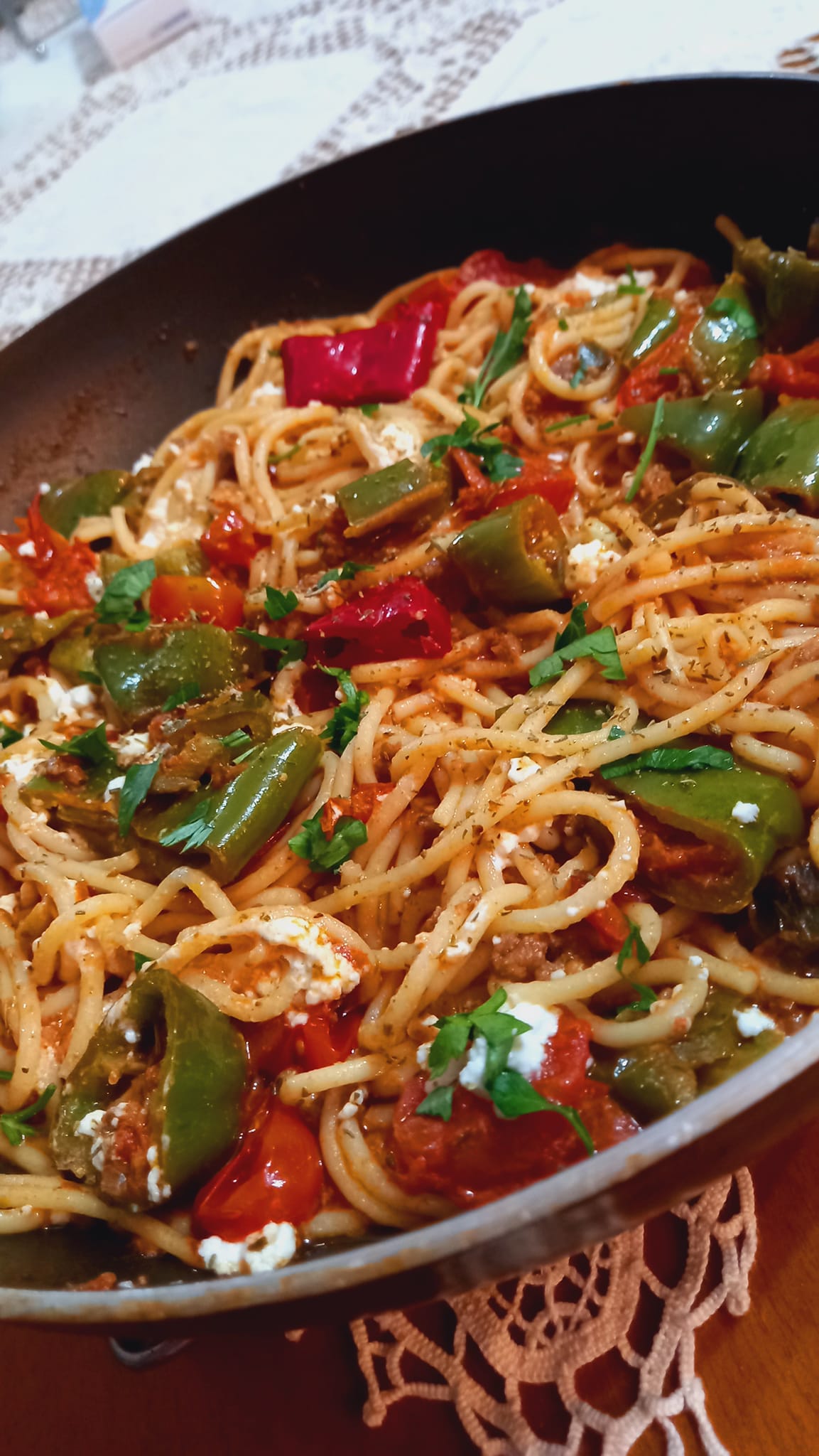 Καλοκαιρινή μακαρονάδα με πιπεριές