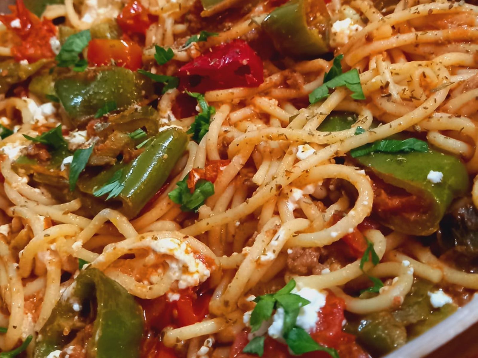 Καλοκαιρινή μακαρονάδα με πιπεριές