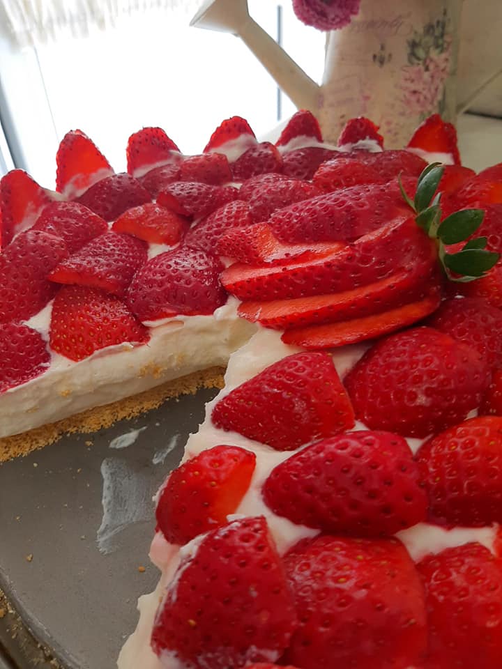 Καλοκαιρινό γλυκό ψυγείου με γιαούρτι και φράουλες