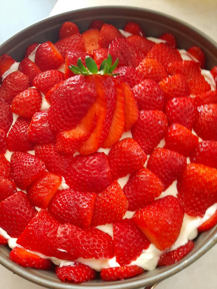 Καλοκαιρινό γλυκό ψυγείου με γιαούρτι και φράουλες