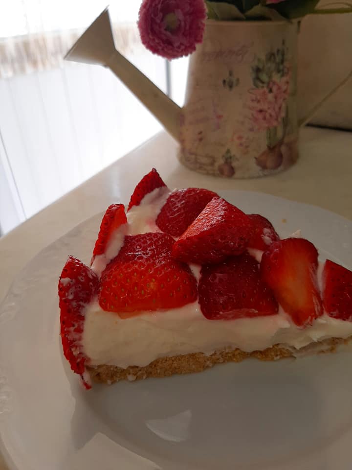 Καλοκαιρινό γλυκό ψυγείου με γιαούρτι και φράουλες