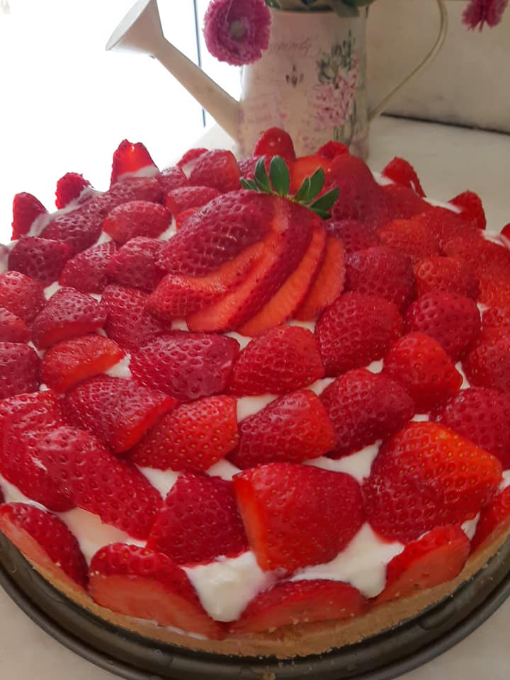 Καλοκαιρινό γλυκό ψυγείου με γιαούρτι και φράουλες