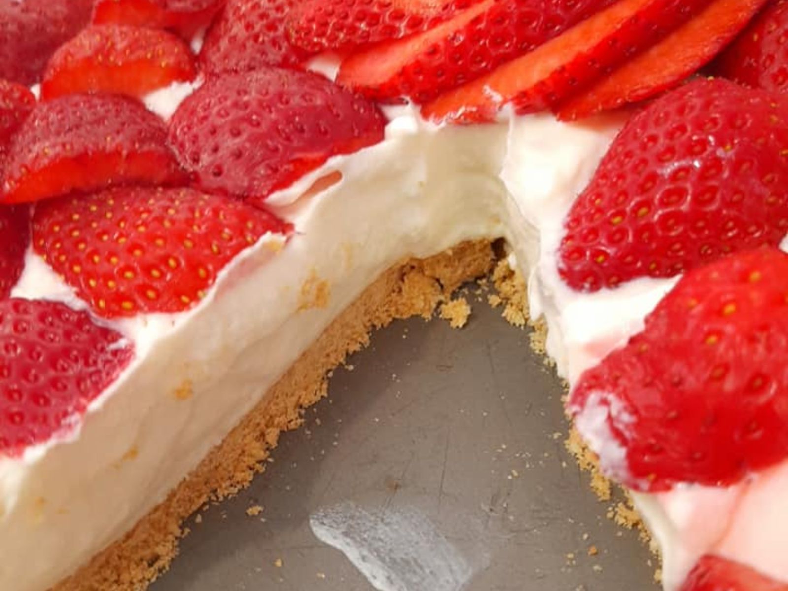 Καλοκαιρινό γλυκό ψυγείου με γιαούρτι και φράουλες