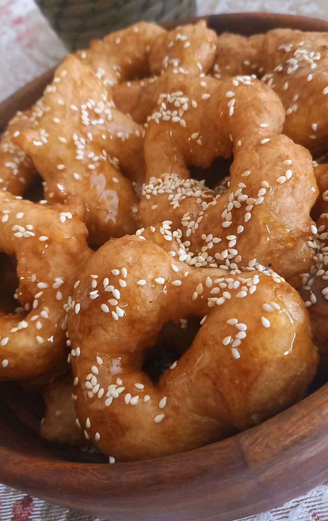 Μιμίκια – Συνταγή για αφράτους λουκουμάδες με μέλι και σουσάμι από τον Έβρο