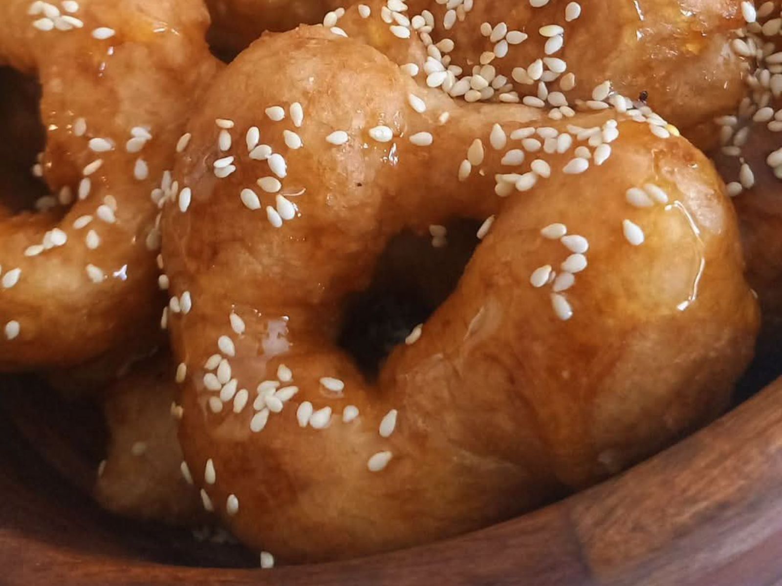 Μιμίκια – Συνταγή για αφράτους λουκουμάδες με μέλι και σουσάμι από τον Έβρο