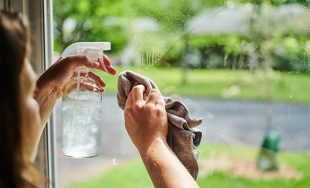 Οικολογικό καθάρισμα: 5 σπιτικά καθαριστικά που δουλεύουν καλύτερα από τα χημικά