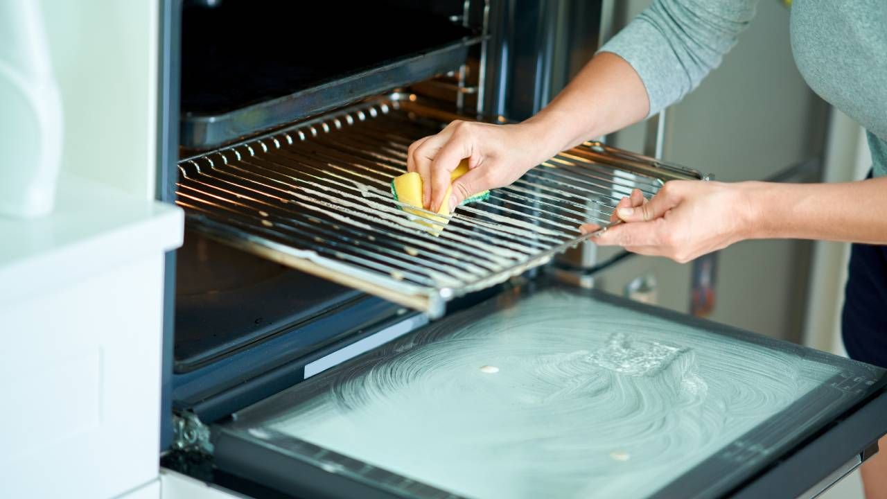 Οικολογικό καθάρισμα: 5 σπιτικά καθαριστικά που δουλεύουν καλύτερα από τα χημικά