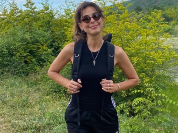 Κατερίνα Παπουτσάκη-με-αθλητικά ρούχα-στην-εξοχή-