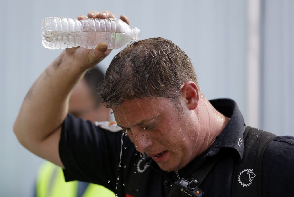 Προσοχή στον ήλιο: Πότε κινδυνεύεις από θερμοπληξία (και πώς τη ξεχωρίζεις από απλή εξάντληση