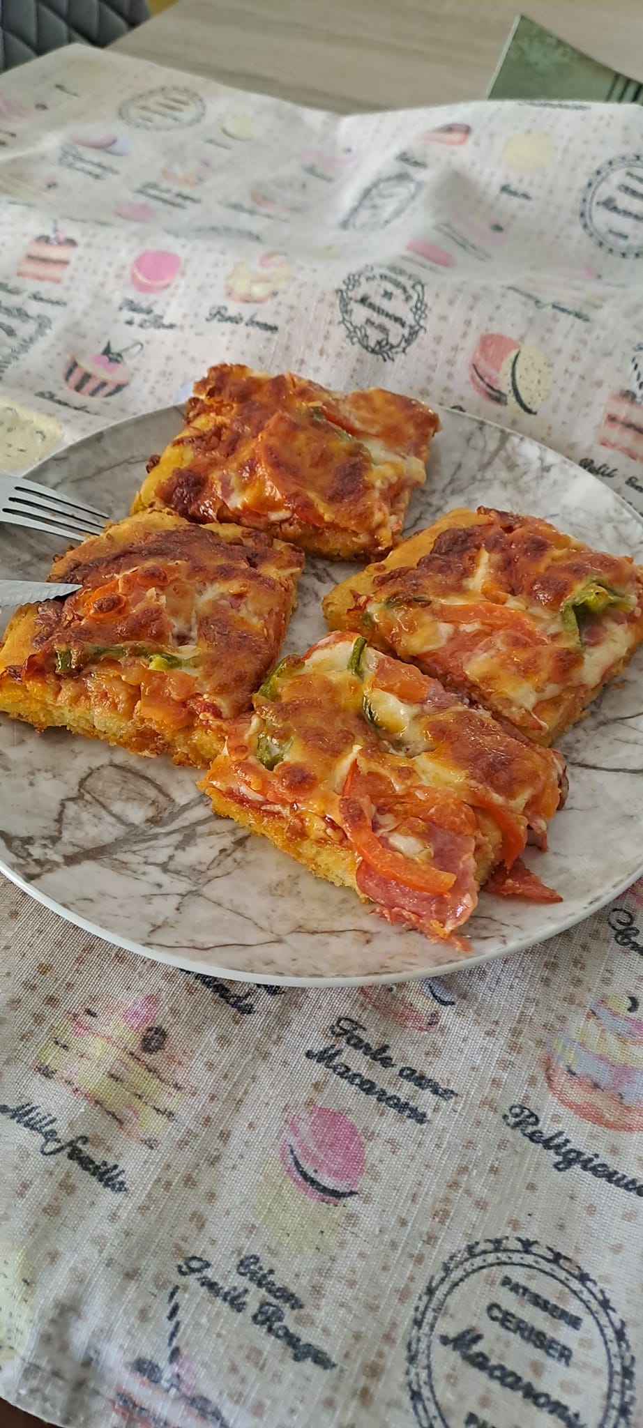 Σπέσιαλ πίτσα με σιμιγδάλι με μόλις 3 μονάδες