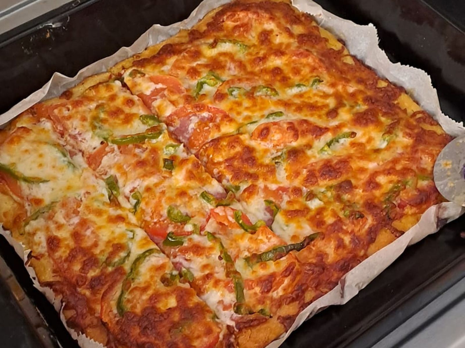 Σπέσιαλ πίτσα με σιμιγδάλι με μόλις 3 μονάδες