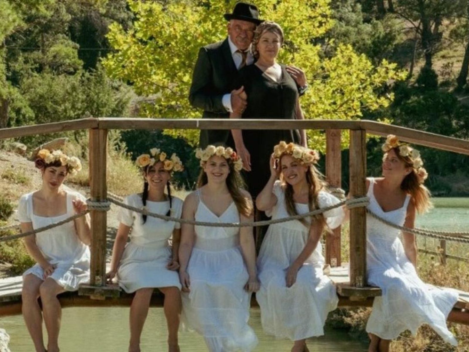 Το Σπίτι Δίπλα στο Ποτάμι: Ο Αργύρης Αγγέλου ποζάρει στα γυρίσματα της σειράς με τους συμπρωταγωνιστές του