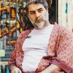 Βασίλης Μπισμπίκης: Η ακομπλεξάριστη φωτογράφισή του με γυναικεία εσώρουχα