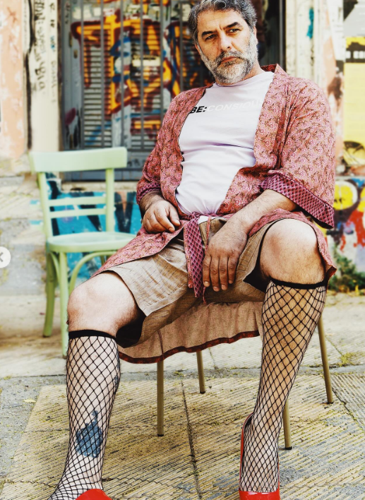 Βασίλης Μπισμπίκης: Η ακομπλεξάριστη φωτογράφισή του με γυναικεία εσώρουχα