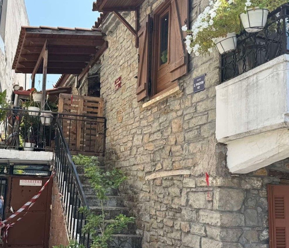 Απίστευτη φρίκη στο Αγρίνιο: 55χρονος απεβίωσε αβοήθητος & ο σκύλος τρεφόταν από το πτώμα του