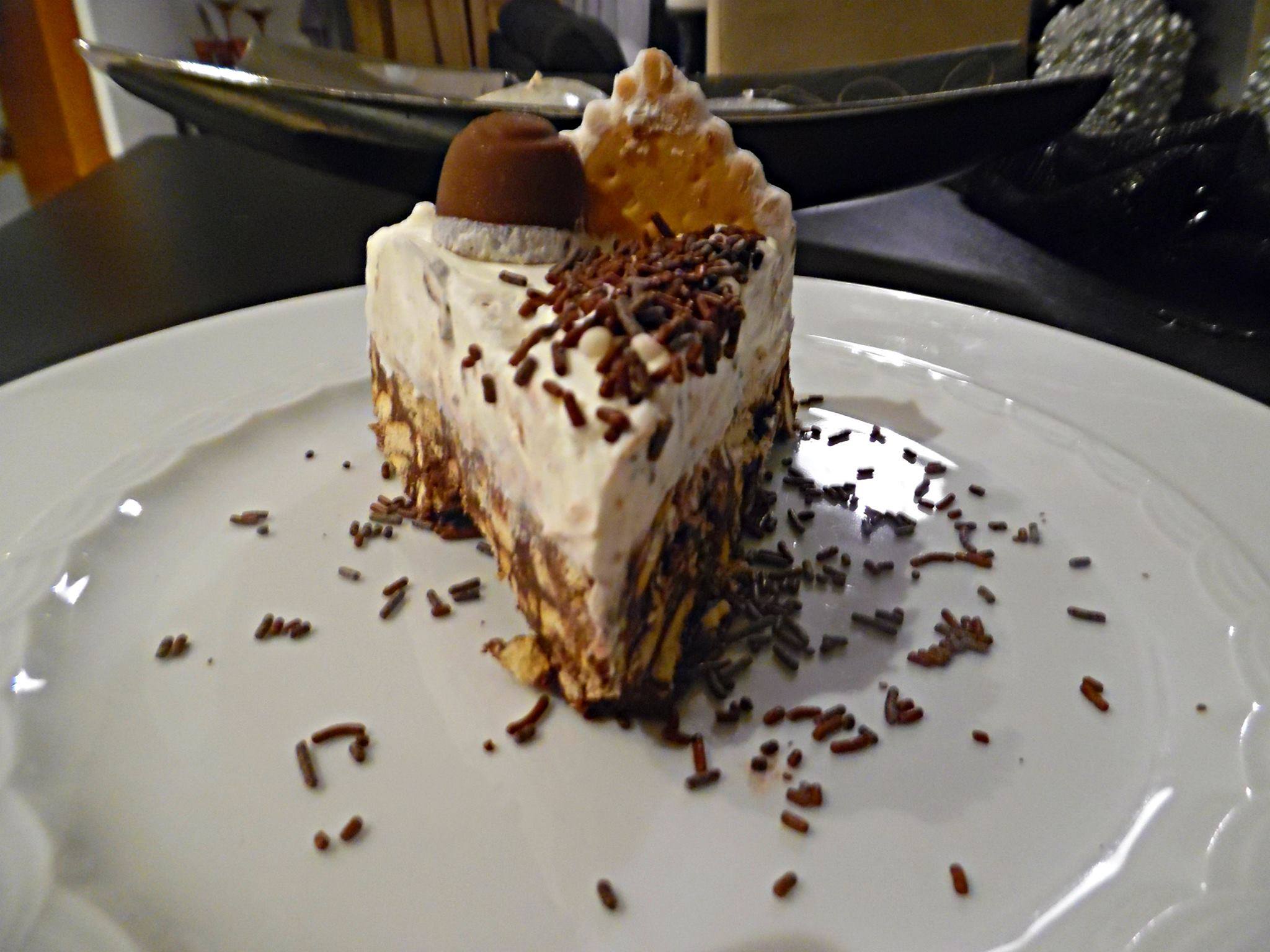 Εύκολη τούρτα με γεμιστά μπισκότα