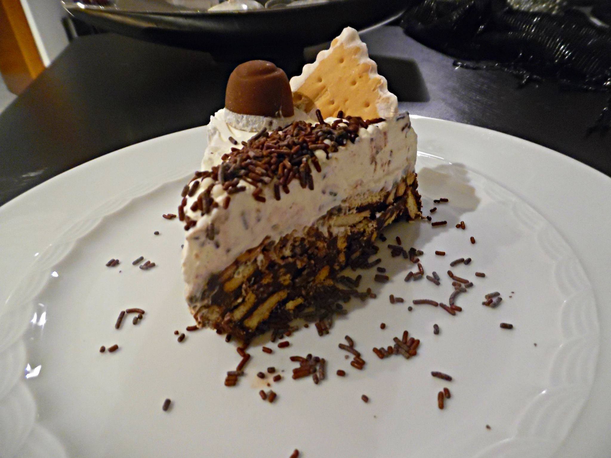 Εύκολη τούρτα με γεμιστά μπισκότα