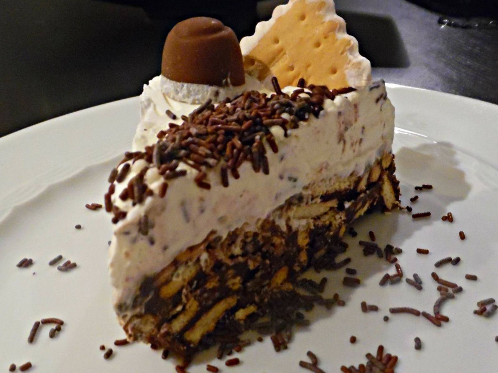 Εύκολη τούρτα με γεμιστά μπισκότα