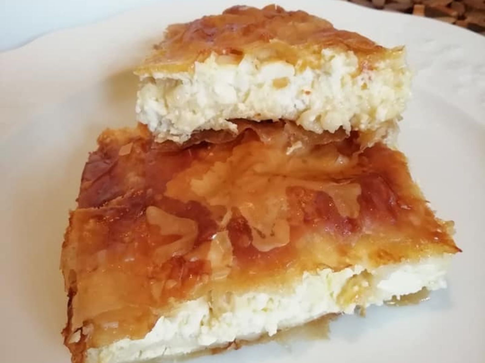 Τραγανή τυρόπιτα σουφλέ με φύλλο κρούστας και βαρελίσια φέτα