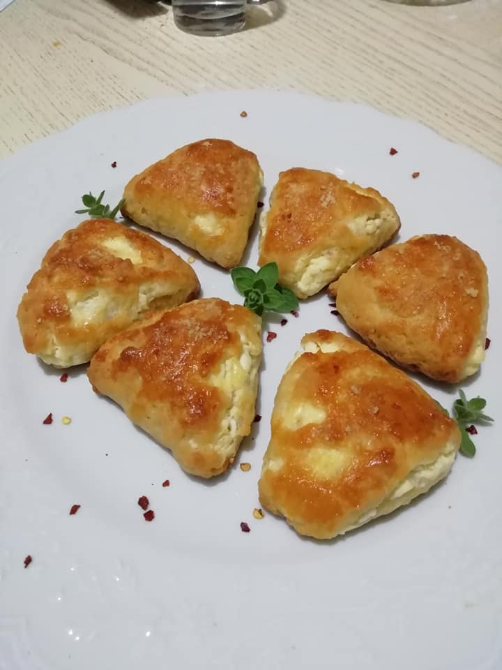 Αφράτα τυροπιτάκια με ζύμη μαγιάς για το ταπεράκι της παραλίας