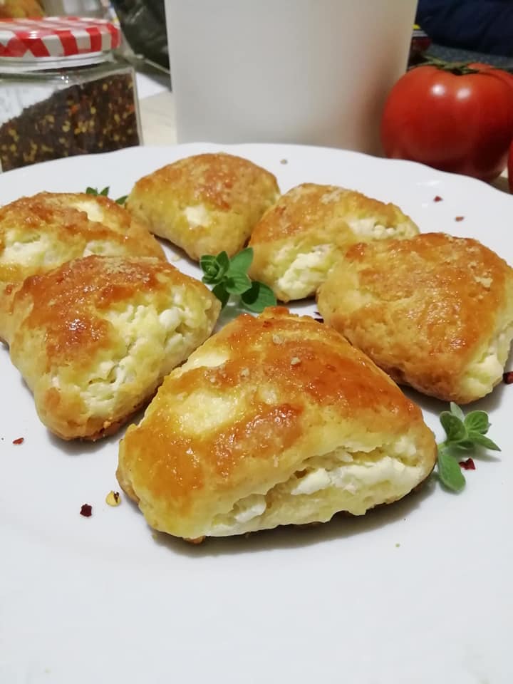 Αφράτα τυροπιτάκια με ζύμη μαγιάς για το ταπεράκι της παραλίας