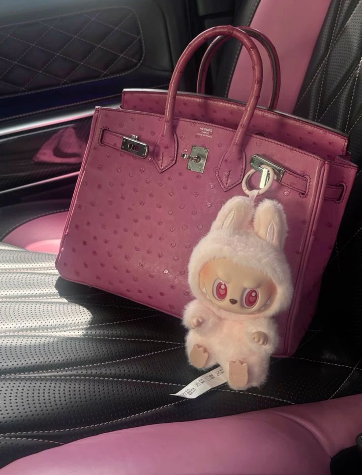 Labudus: Γιατί τα μπρελόκ με Gremlins στις τσάντες έγιναν ο νέος εθισμός του διαδικτύου 