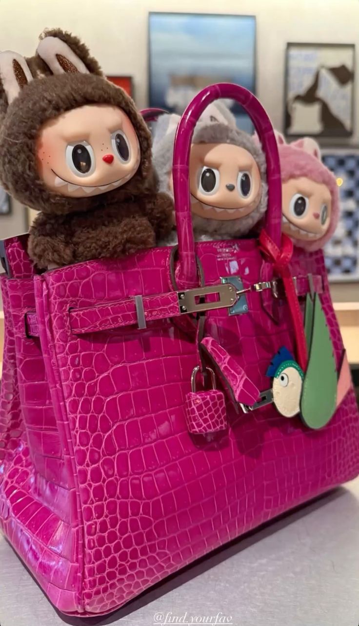 Labudus: Γιατί τα μπρελόκ με Gremlins στις τσάντες έγιναν ο νέος εθισμός του διαδικτύου 