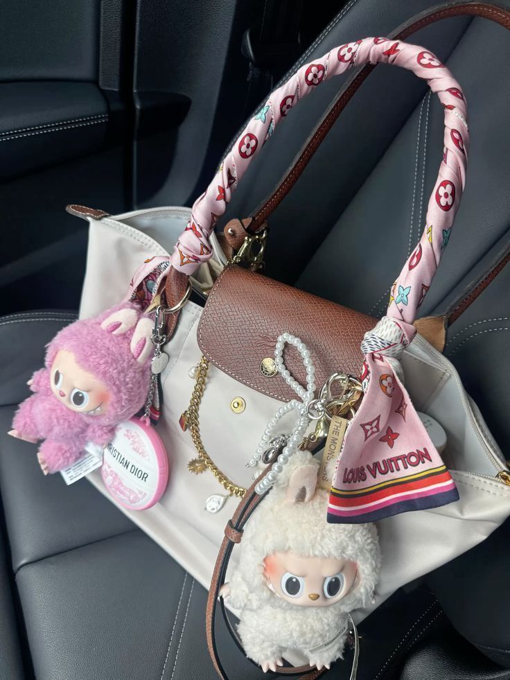 Labudus: Γιατί τα μπρελόκ με Gremlins στις τσάντες έγιναν ο νέος εθισμός του διαδικτύου 