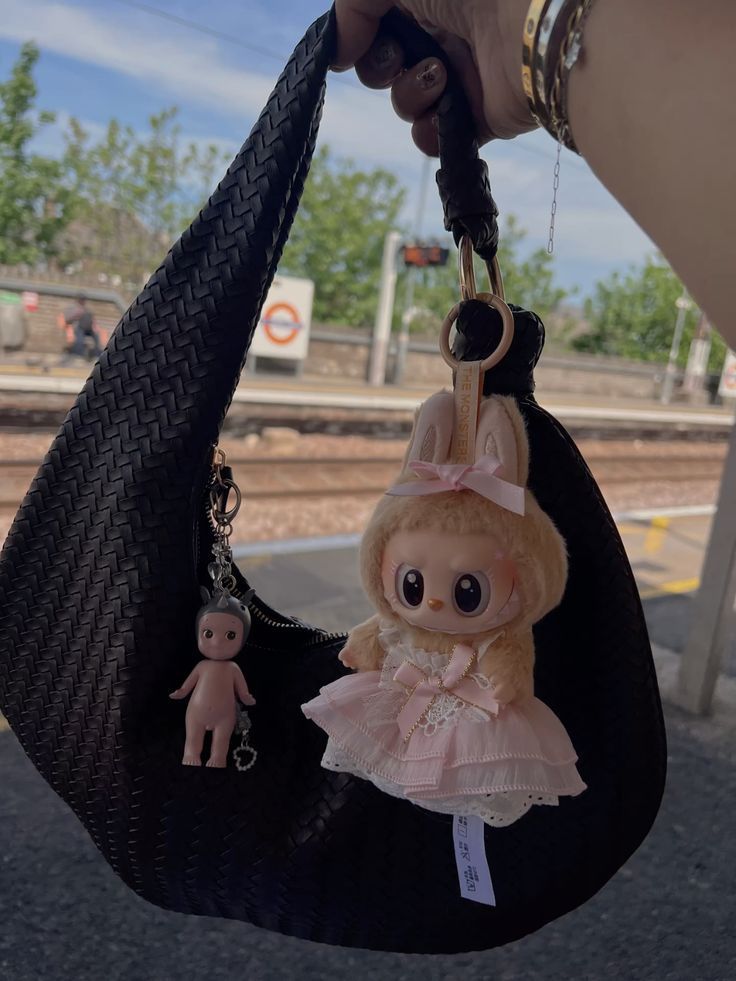 Labudus: Γιατί τα μπρελόκ με Gremlins στις τσάντες έγιναν ο νέος εθισμός του διαδικτύου 