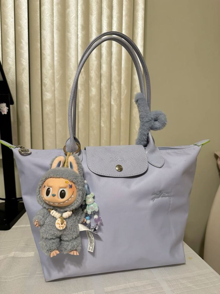 Labudus: Γιατί τα μπρελόκ με Gremlins στις τσάντες έγιναν ο νέος εθισμός του διαδικτύου 