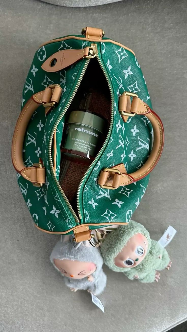 Labudus: Γιατί τα μπρελόκ με Gremlins στις τσάντες έγιναν ο νέος εθισμός του διαδικτύου 