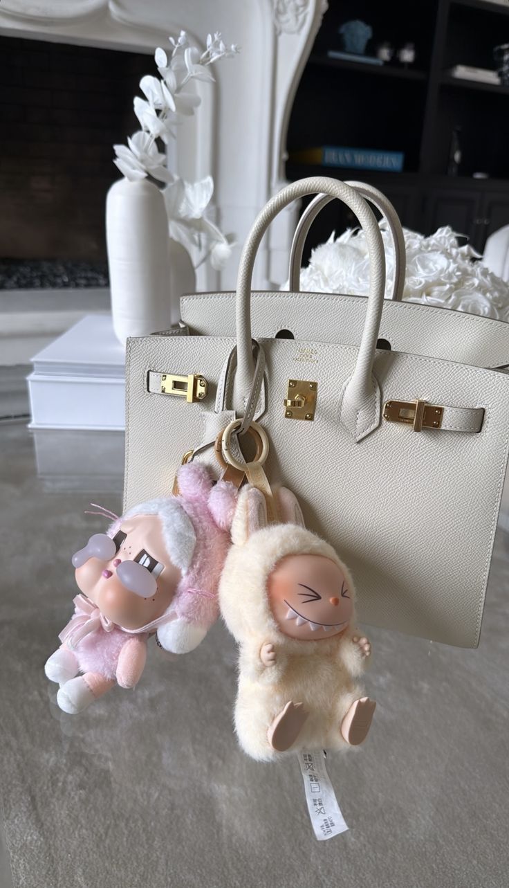 Labudus: Γιατί τα μπρελόκ με Gremlins στις τσάντες έγιναν ο νέος εθισμός του διαδικτύου 