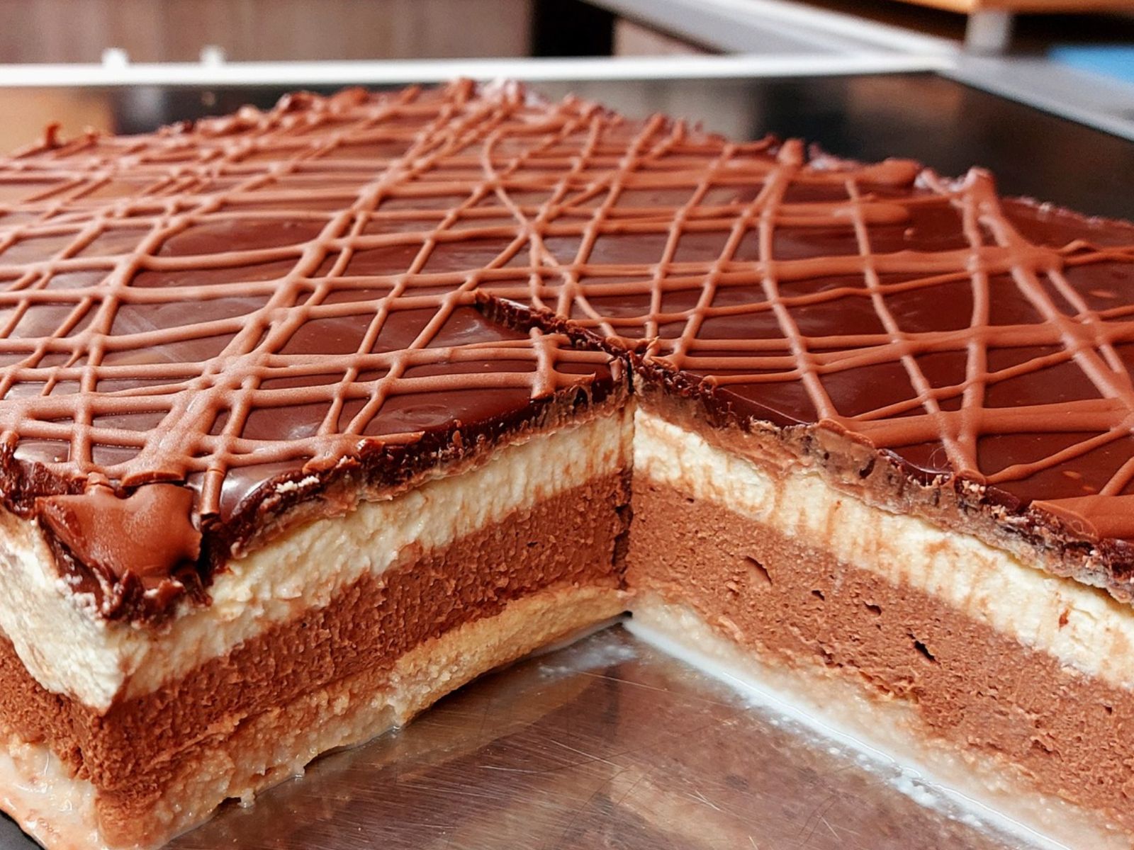 Δροσερή πάστα ταψιού του Γιώργου Ζώλη με πηχτό γλάσο σοκολάτας