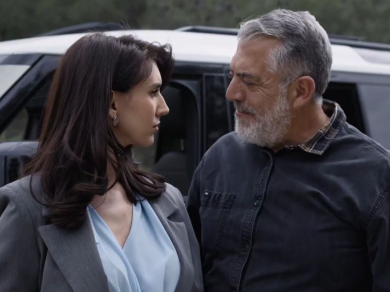 Η Γη της Ελιάς: Η Αμαλία δίνει πισώπλατη μαχαιριά στο Δημοσθένη και τον καταγγέλει στην αστυνομία