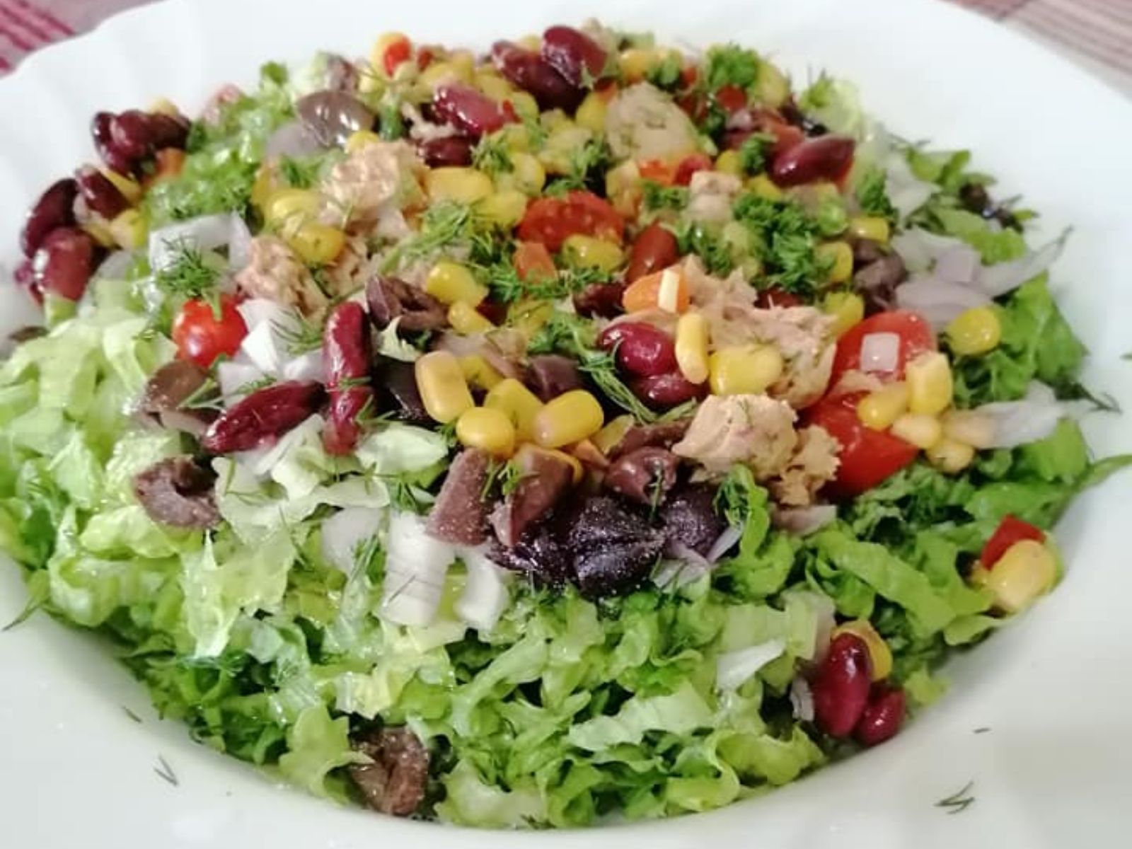 Καλοκαιρινή τονοσαλάτα με μαρούλι και καλαμπόκι