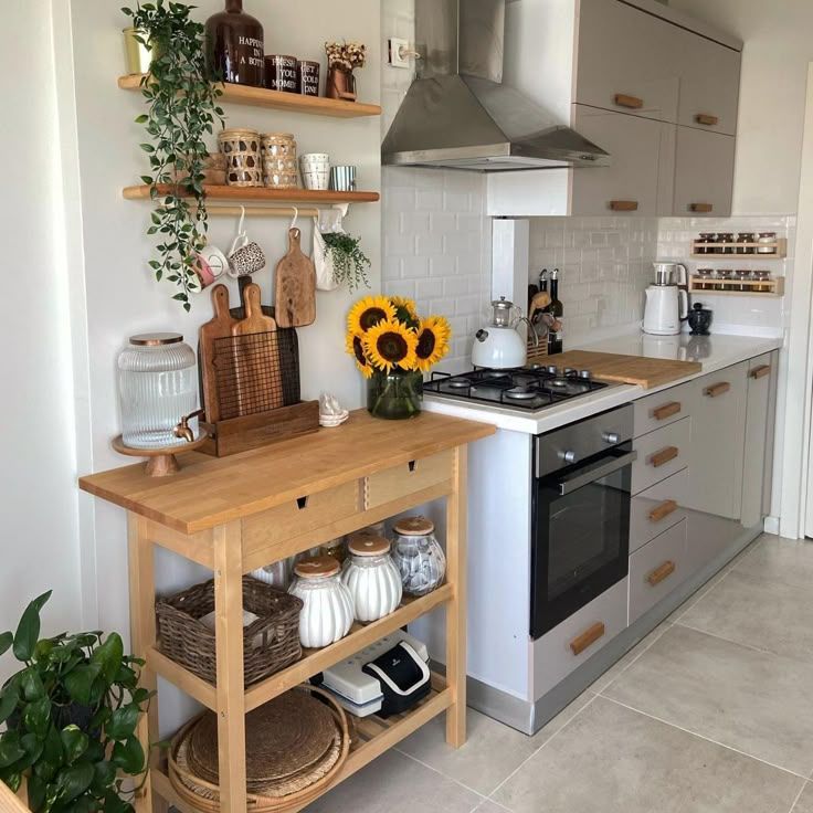 Μικρή κουζίνα με λίγα ντουλάπια – Συμβουλές για σωστή οργάνωση χωρίς ανακαίνιση