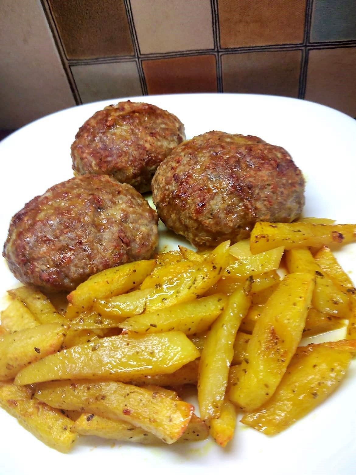 Όλα τα μυστικά για τα καλύτερα και πιο αφράτα μπιφτέκια από τον Άκη Πετρετζίκη