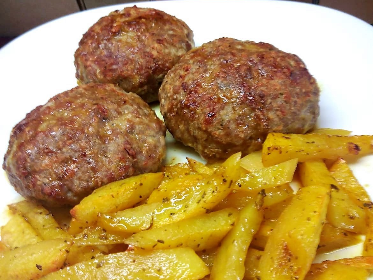 Όλα τα μυστικά για τα καλύτερα και πιο αφράτα μπιφτέκια από τον Άκη Πετρετζίκη